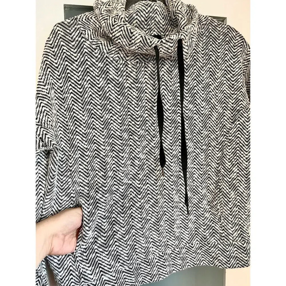 Forever21 Black and White Chevron Houndstooth Cowl
Neck Sweater Women size small - Picture 3 of 9